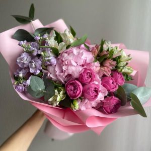 Букет с гортензией, пионовидными розами и маттиолой — Букеты цветов