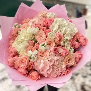 Нежный букет с пионовидными розами и гортензией — Букеты цветов