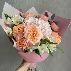 Букет с пионовидными розами и гортензией Оранж — Букеты цветов