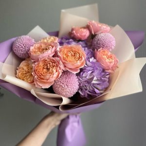 Чернично-персиковый букет с гортензией, момоко и пионовидными розами — Букеты цветов