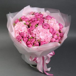 Букет из розовых гортензии и пионовидных роз — Букеты цветов
