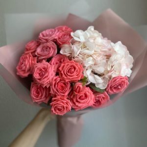 Букет с гортензией и кустовыми розами