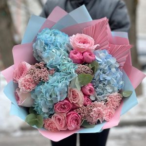 Авторский букет с пионовидными розами и гортензиями — Букеты цветов