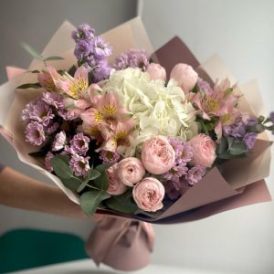 Букет с гортензией, пионовидными розами и маттиолой в упаковке — Букеты цветов
