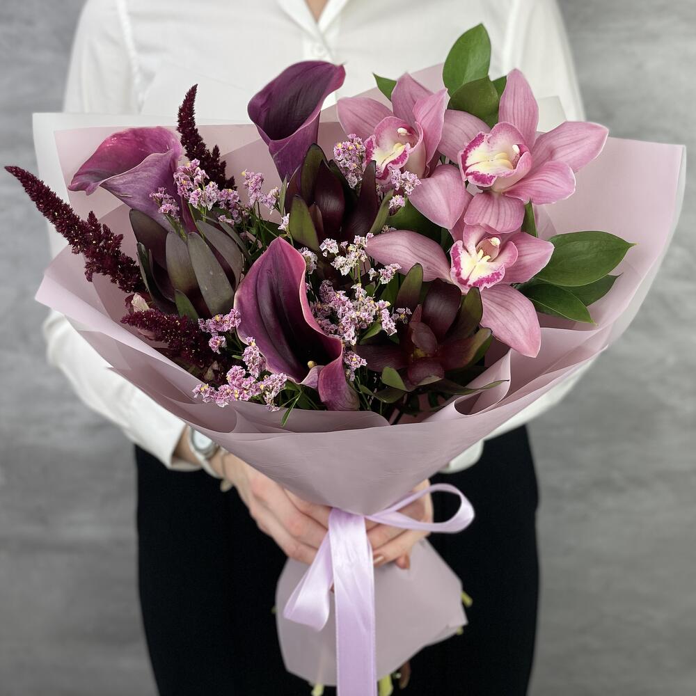 Купить букет с каллами и орхидеями по доступной цене с доставкой в Москве и  области в интернет-магазине Город Букетов