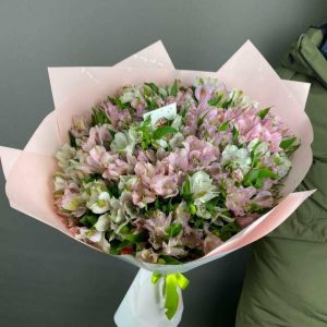 Букет из 29 розовых альстромерий в упаковке — Бизнес букеты