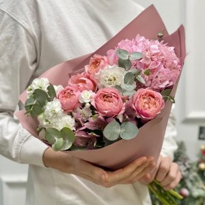 Букет из гортензии и кустовой розы «Вилла» — Букеты цветов