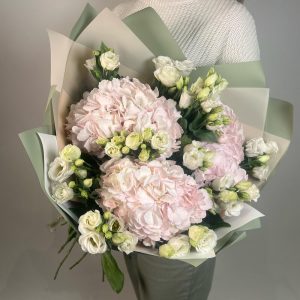 Букет из розовых гортензий и эустом — Букеты цветов