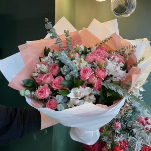 Букет из пионовидных роз и альстромерий — Бизнес букеты