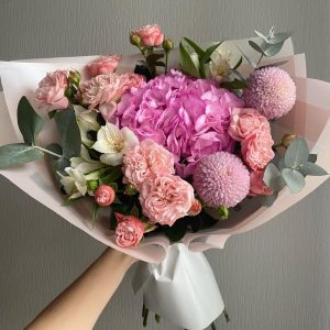 Букет с гортензией, пионовидными розами и момоко — Букеты цветов