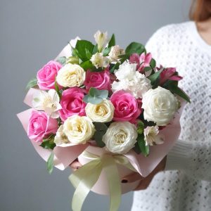 Шляпная коробка с розами и альстромерией — Бизнес букеты