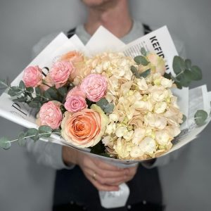 Букет с гортензиями, пионовидными розами и эвкалиптом — Букеты цветов