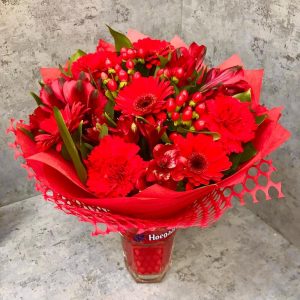 Красный букет из гербер и гвоздик — Букеты цветов