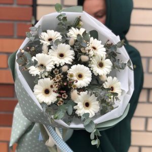Букет из белых гербер и эвкалипта — Букеты цветов