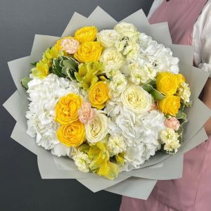 Авторский букет белая гортензия, желтые кустовые пионовидные розы —