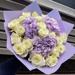 Букет из гортензии и белых роз — Букеты цветов