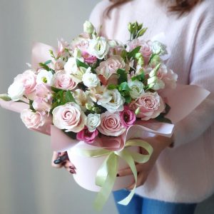 Шляпная коробка с розами, эустомой и альстромерией — Бизнес букеты