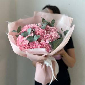Букет из 25 розовых гвоздик с эвкалиптом