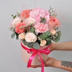 Гортензия и пионовидные розы в коробке «Мишка» — Букеты цветов