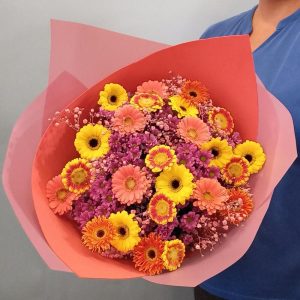 Яркий букет из мини гербер и сантини — Букеты цветов