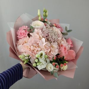 Нежный букет из гортензии и роз — Букеты цветов