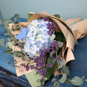 Букет с голубой гортензией и эвкалиптом в крафте — Букеты цветов