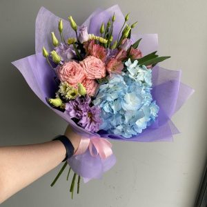 Нежный букет из гортензии с эустомами — Букеты цветов