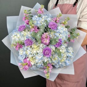 Авторский букет голубая гортензия и ароматная маттиола — Букеты цветов