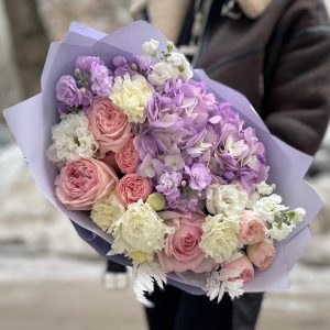 Сборный букет с гортензией, пионовидными розами и эустомой — Букеты цветов