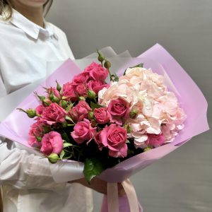 Нежный букет из кустовых роз и гортензии — Букеты цветов