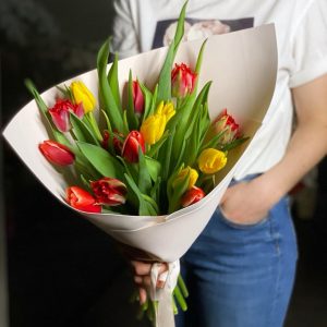Букет из 15 красных и желтых тюльпанов — Доставка тюльпанов недорого