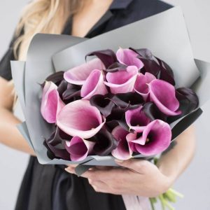 Букет из 33 фиолетовых и розовых калл — Букеты на свидание