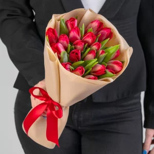 Букет из 21 красного тюльпана — Доставка тюльпанов недорого