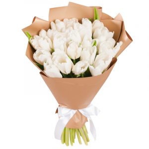 Букет из 25 белых тюльпанов в крафте — Доставка тюльпанов недорого