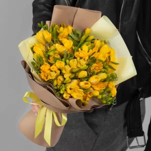 Букет из 25 желтых фрезий — Букеты цветов