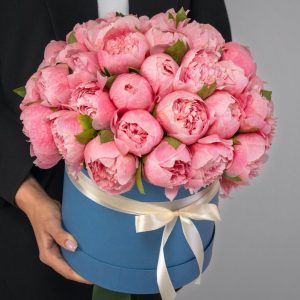 Букет из 35 розовых пионов в коробке — Пионы