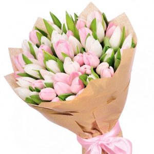 35 белых и розовых тюльпанов в крафте — Тюльпаны