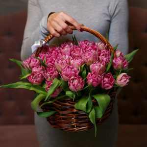 35 розовых пионовидных тюльпанов в корзине — Тюльпаны