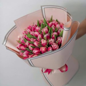 Букет из 49 бело-красных тюльпанов