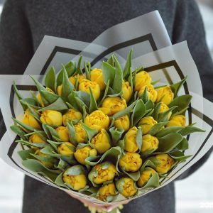 49 желтых пионовидных тюльпанов