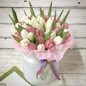 25 белых и розовых тюльпанов в коробке — Доставка тюльпанов недорого