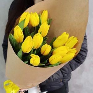 Букет из 15 желтых тюльпанов в крафте — Доставка тюльпанов недорого