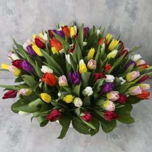 Букет из 101 яркого тюльпана в корзине — Тюльпаны