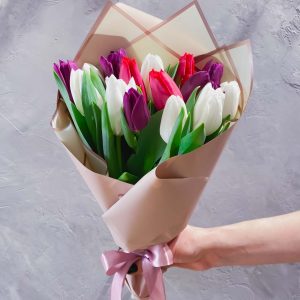 Букет из 15 ярких тюльпанов — Доставка тюльпанов недорого