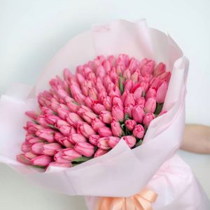 Букет из 151 розового тюльпана — 150 тюльпанов