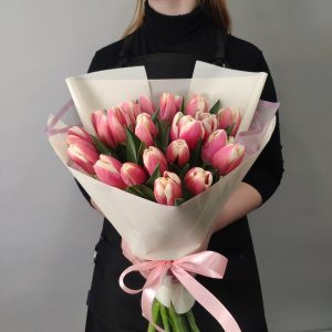 Букет из 21 бело-розового тюльпана в упаковке — Доставка тюльпанов недорого