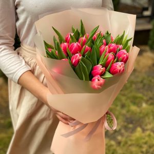 Букет из 21 бело-розового тюльпана — Доставка тюльпанов недорого