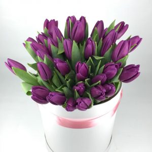 Букет из 15 фиолетовых тюльпанов в коробке — Тюльпаны