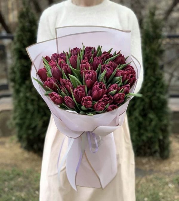35 малиновых пионовидных тюльпанов