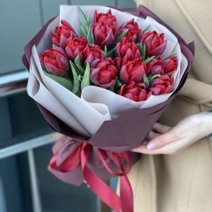 15 бордовых пионовидных тюльпанов